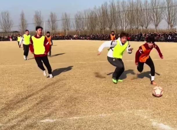 足球外围买球网站_万人围观“村界杯”足球外围买球网站,全村凑钱买球!这才是足球的未来和希望!