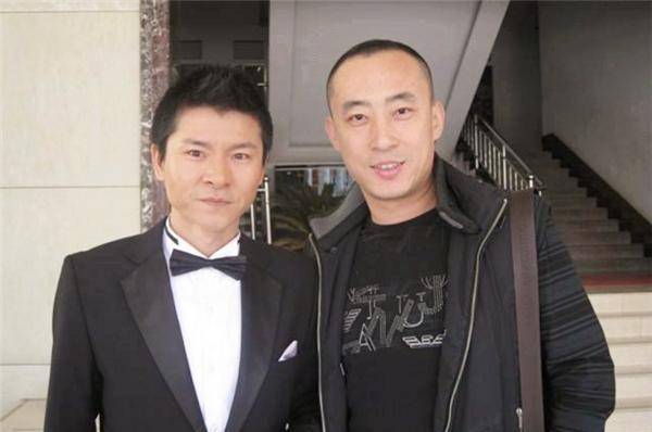 正版皇冠信用网口出租_“山寨版刘德华”:因太像本人被央视签约正版皇冠信用网口出租,排场却比真人还大