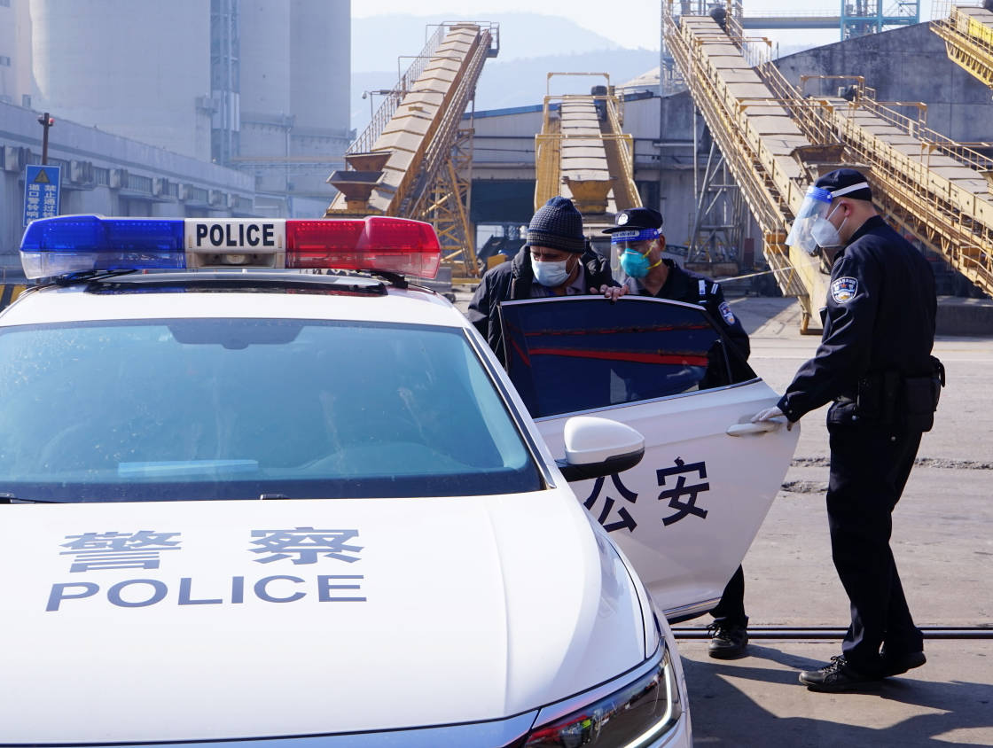 皇冠信用网登3代理_时间紧急皇冠信用网登3代理!警车变身“救护车”