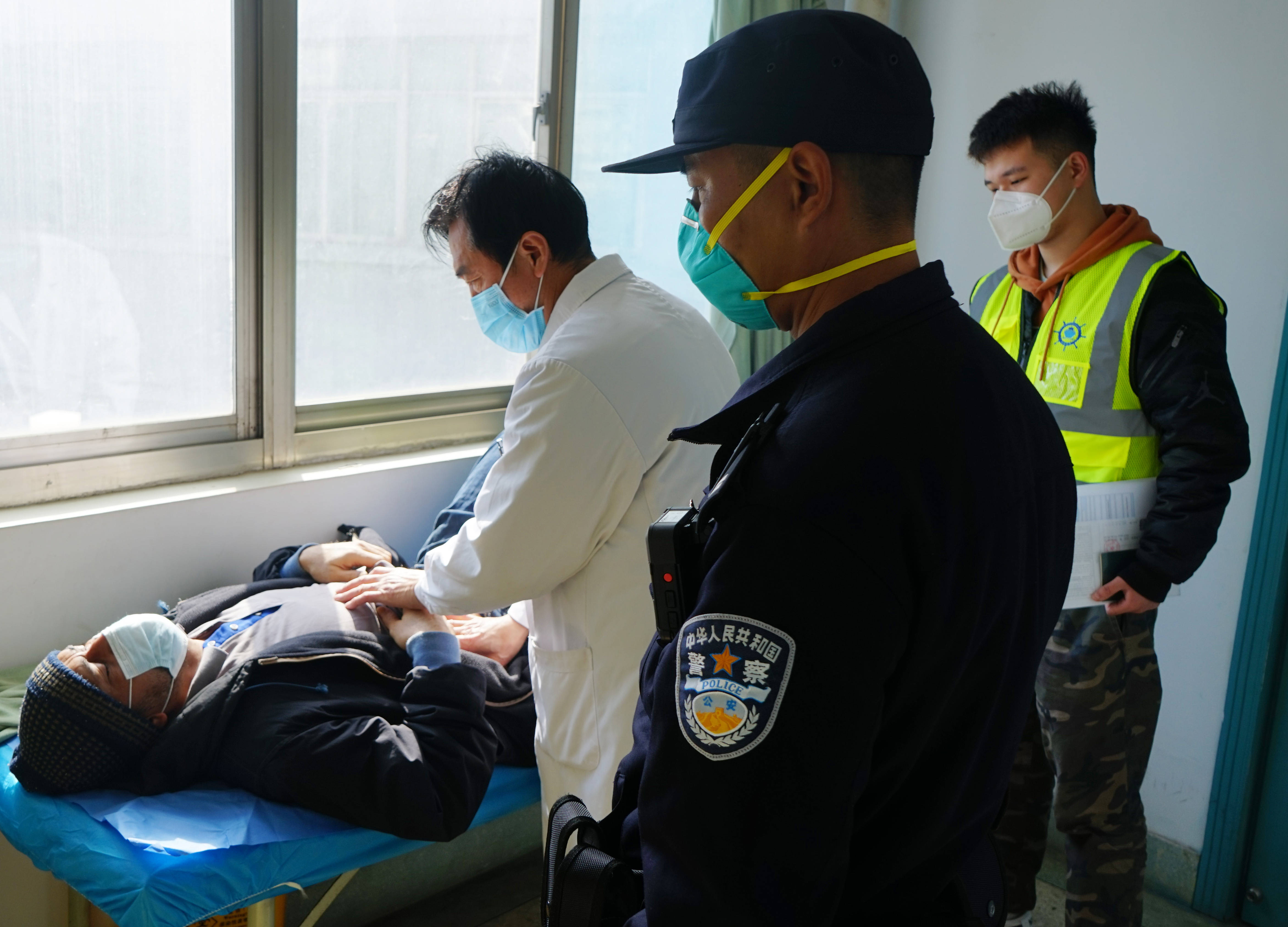 皇冠信用网登3代理_时间紧急皇冠信用网登3代理!警车变身“救护车”