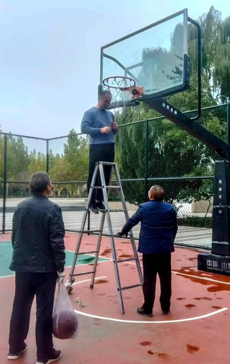 篮球投注网_夏县:球迷自费更新篮球网