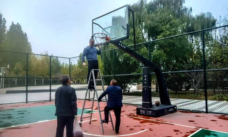 篮球投注网_夏县:球迷自费更新篮球网