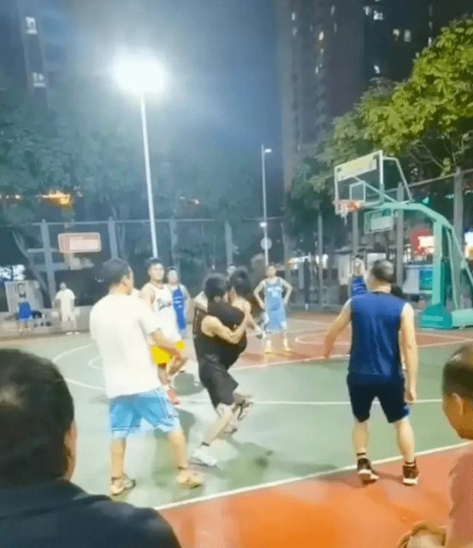 篮球投注网_网传深圳一男子打篮球遭“抱摔”篮球投注网,公安回应最新进展:双方已和解