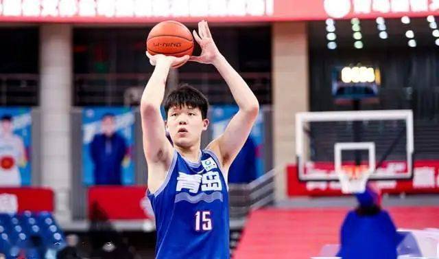 NBA球探篮球比分_18岁的CBA新星杨瀚森NBA球探篮球比分,备受NBA球队关注!五星篮球学院教学总监、热火队球探鲍勃·皮尔斯前往青岛进行考察工作
