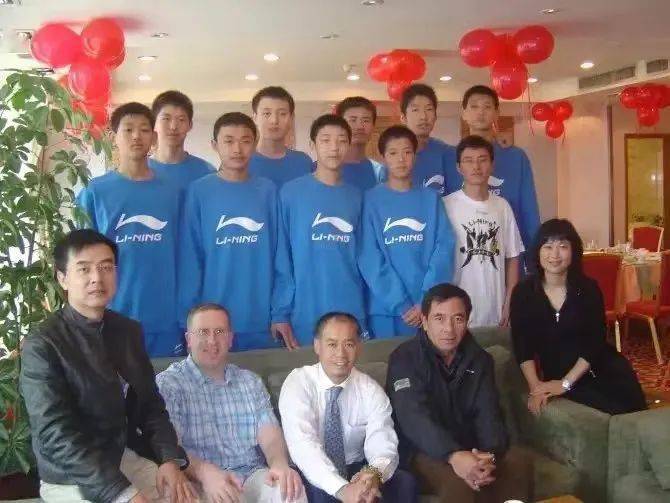 NBA球探篮球比分_18岁的CBA新星杨瀚森NBA球探篮球比分,备受NBA球队关注!五星篮球学院教学总监、热火队球探鲍勃·皮尔斯前往青岛进行考察工作