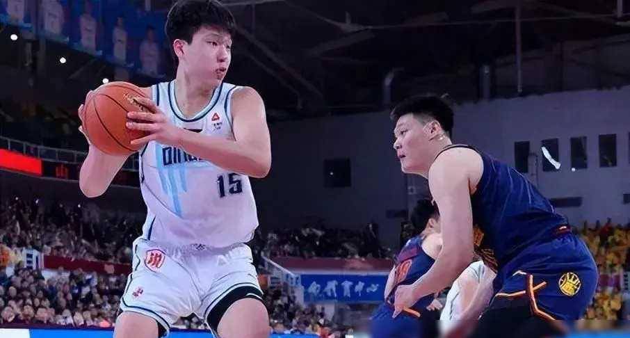NBA篮球球探_NBA球探第3次现场考察杨瀚森NBA篮球球探!他和当年王治郅的篮球天赋谁更
