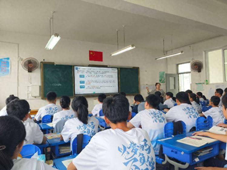皇冠皇冠平台_视导明道皇冠皇冠平台,研教兴法——皇冠中学道法视导活动