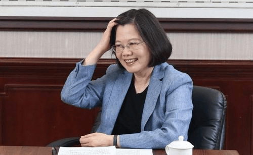 怎么申请皇冠信用网代理_果然没让大陆失望!蔡英文凌晨返台怎么申请皇冠信用网代理,下飞机前讲出3个词,民进党底牌打光