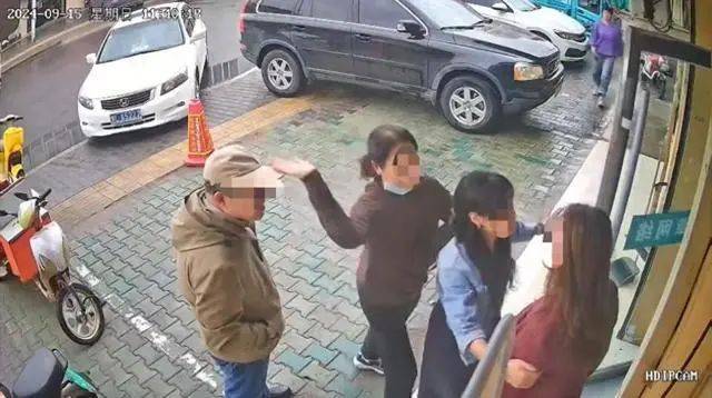 皇冠abcd类型网_退休公职人员因停车纠纷暴力伤人?警方通报:伤者被打成轻伤一级皇冠abcd类型网,两人行拘