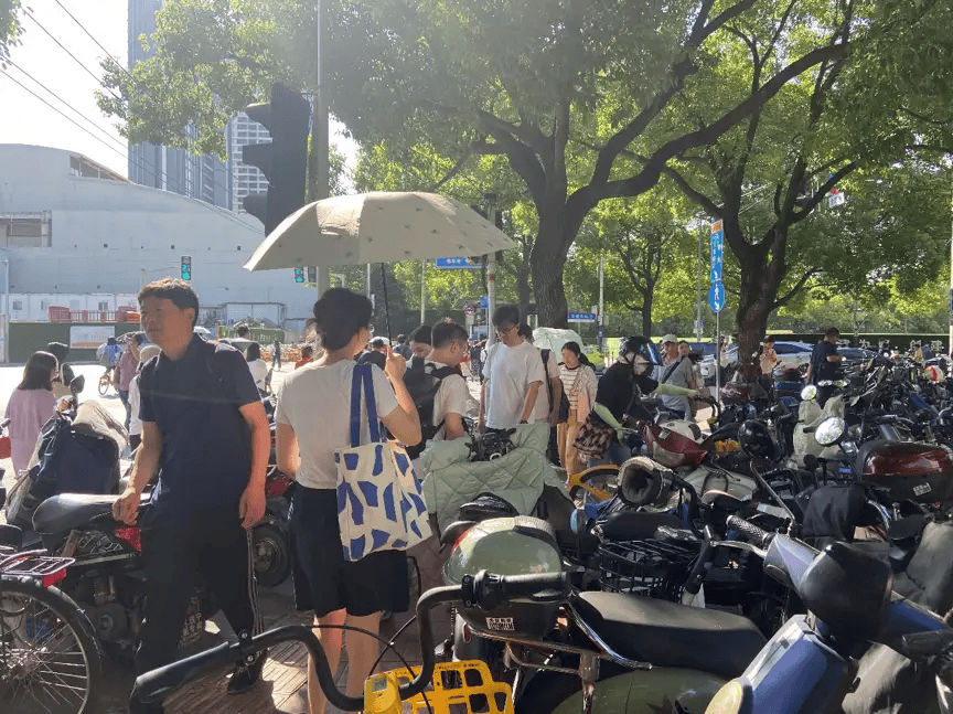 皇冠信用盘最新地址_上海市民崩溃:被5000多辆车团团围住皇冠信用盘最新地址!一出地铁站就是密密麻麻一堆?多方回应来了