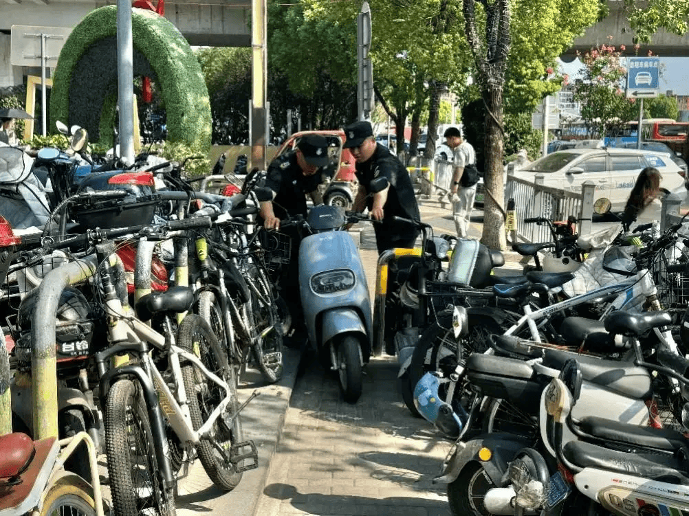 皇冠信用盘最新地址_上海市民崩溃:被5000多辆车团团围住皇冠信用盘最新地址!一出地铁站就是密密麻麻一堆?多方回应来了