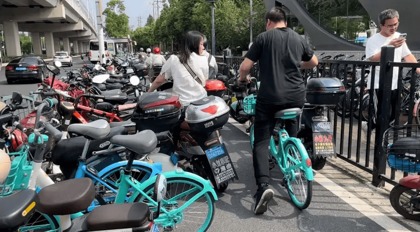 皇冠信用盘最新地址_上海市民崩溃:被5000多辆车团团围住皇冠信用盘最新地址!一出地铁站就是密密麻麻一堆?多方回应来了