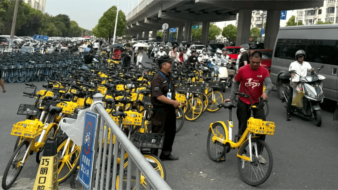 皇冠信用盘最新地址_上海市民崩溃:被5000多辆车团团围住皇冠信用盘最新地址!一出地铁站就是密密麻麻一堆?多方回应来了