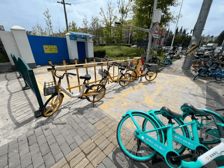 皇冠信用盘最新地址_上海市民崩溃:被5000多辆车团团围住皇冠信用盘最新地址!一出地铁站就是密密麻麻一堆?多方回应来了