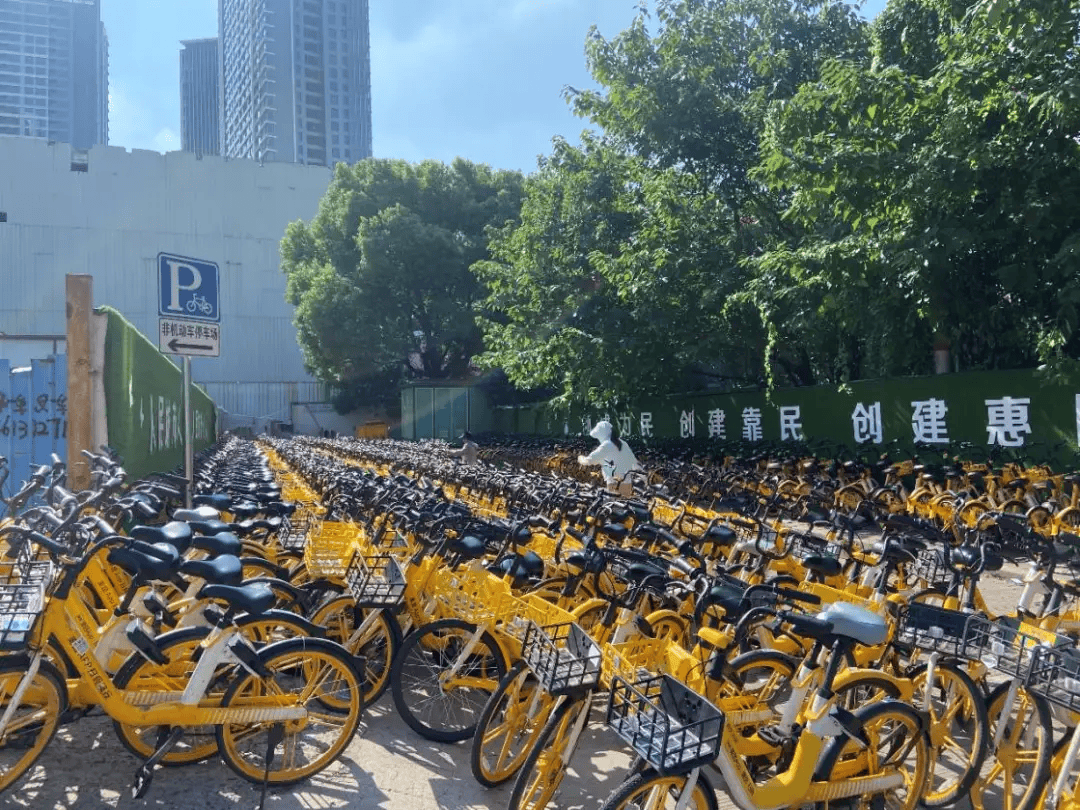 皇冠信用盘最新地址_上海市民崩溃:被5000多辆车团团围住皇冠信用盘最新地址!一出地铁站就是密密麻麻一堆?多方回应来了