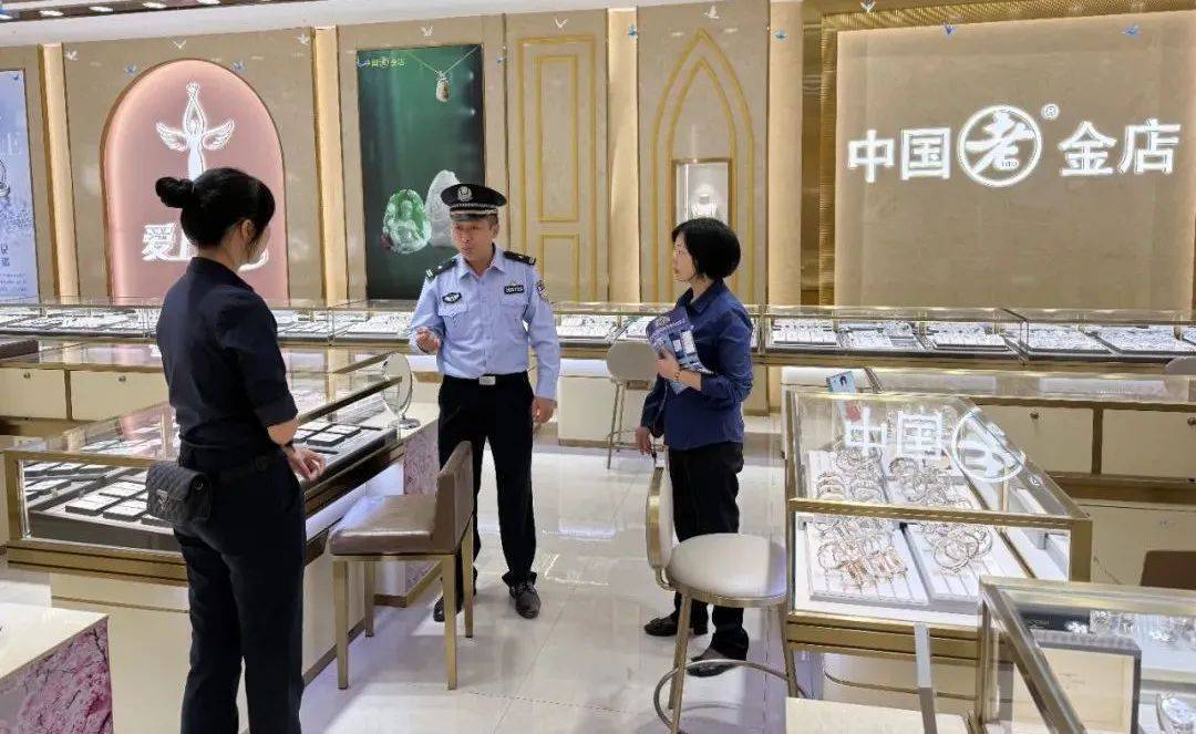 皇冠信用网会员申请_柳州女子到柳南万达买3万元黄金皇冠信用网会员申请,不挑款不问价,店员吓到报警!