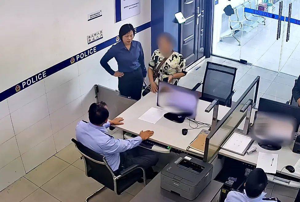 皇冠信用网会员申请_柳州女子到柳南万达买3万元黄金皇冠信用网会员申请,不挑款不问价,店员吓到报警!