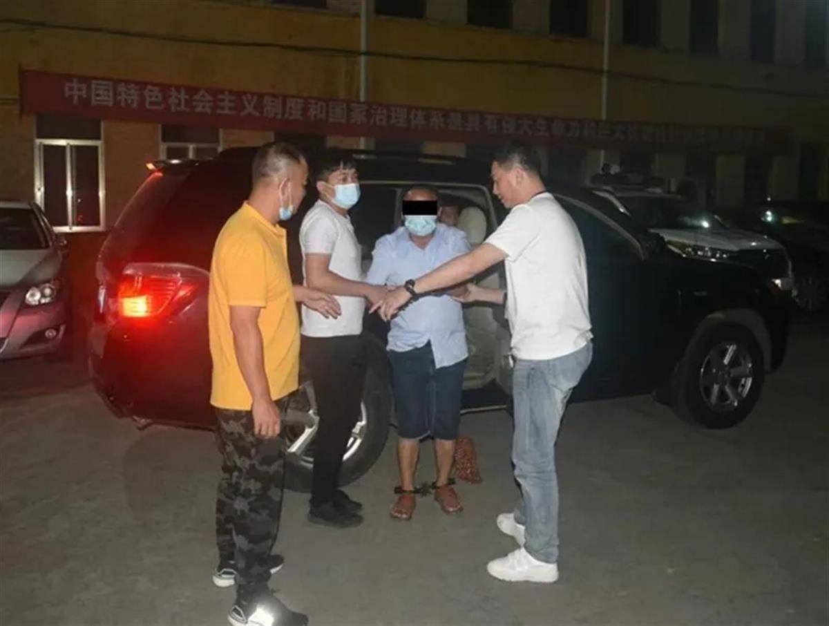 皇冠信用盘需要押金吗_姐姐为亡弟追凶26年:雪天蹲守冻到手裂皇冠信用盘需要押金吗,确认嫌犯后气得舌头咬出血又咽下