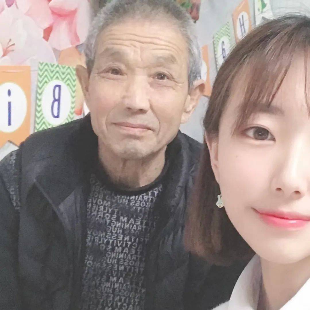 皇冠登3管理出租_孙女给去世4年的姥爷手机发短信“小气的老头皇冠登3管理出租,来梦里看看我吧”,竟收到暖心回复!