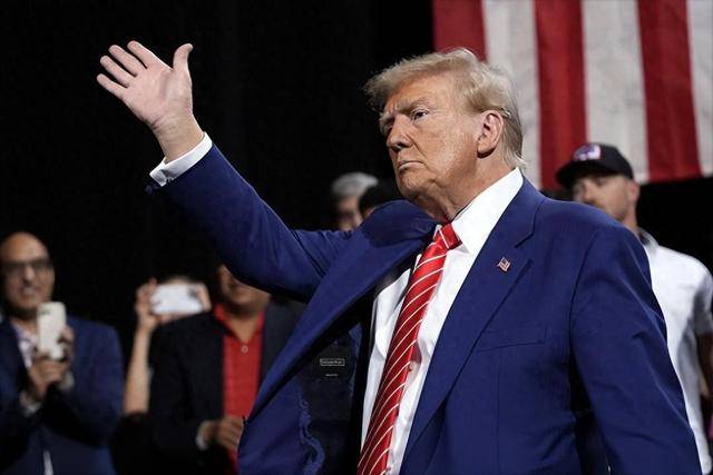 网上买球怎么买_特朗普稳操胜券?美国一份民调显示网上买球怎么买,七个摇摆州全翻红