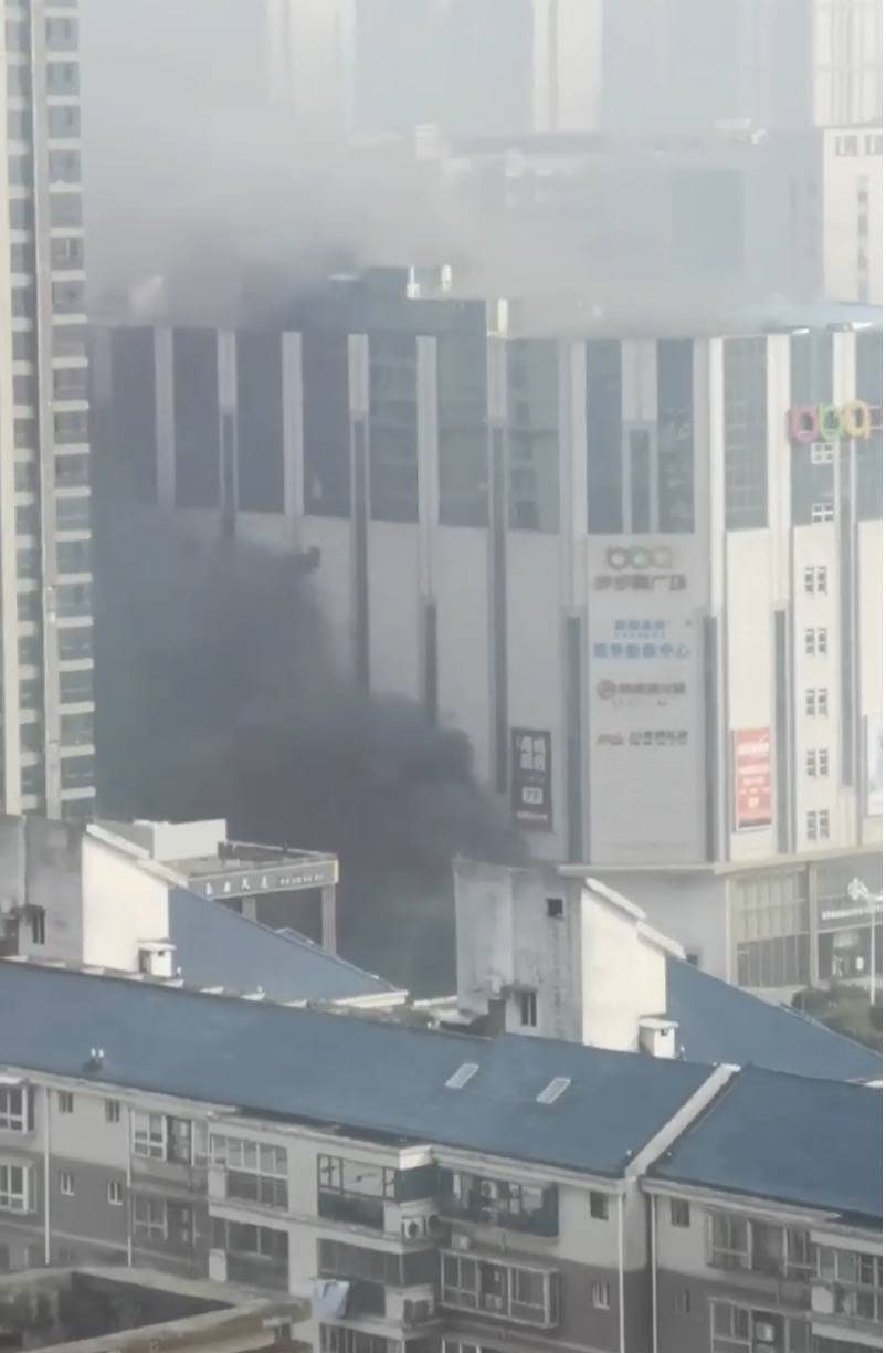 皇冠信用盘押金多少_长沙一商超负三楼起火:115名消防人员处置皇冠信用盘押金多少,明火扑灭无伤亡