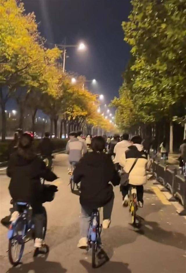 皇冠信用網占成代理_数千郑州大学生骑单车“夜奔”开封:车队绵延数十公里 多景点免票
