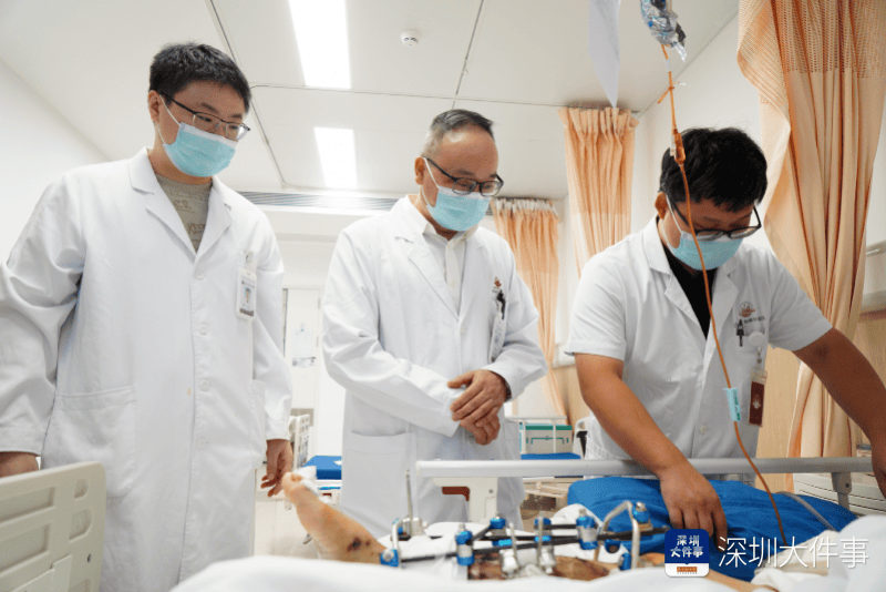皇冠信用怎么弄_失血过半!深圳男子被三四百斤模具砸到皇冠信用怎么弄,医生全力抢救