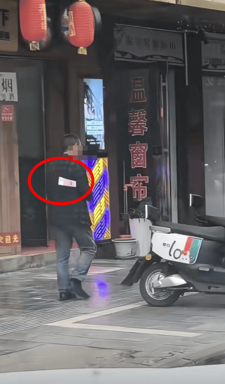 皇冠信用網账号注册_“两公里撒了万把块钱!”贵州铜仁一男子边走边扔百元钞票皇冠信用網账号注册,商铺老板:真钱
