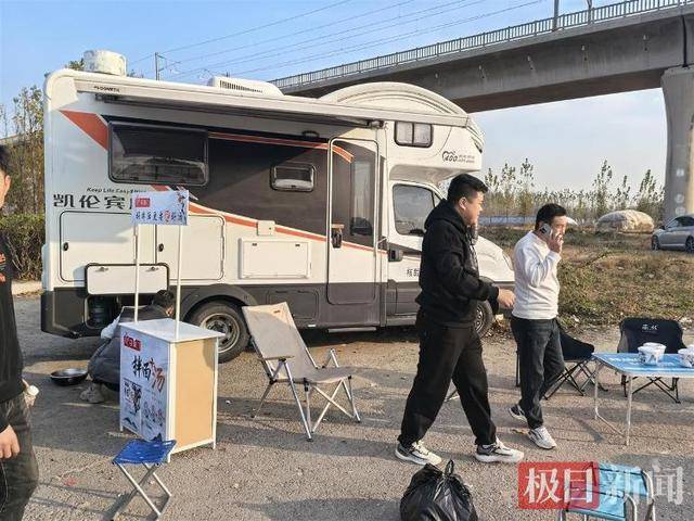 皇冠信用網出租代理_多个商家为夜骑开封的郑州大学生服务:有人开房车来为骑行者免费煮泡面皇冠信用網出租代理,还有人提供驴肉热汤