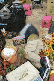 足球盘口代理_昆明一老人赶集摔倒压坏水果摊!中午就带着家属找来了足球盘口代理,摊主慌了……