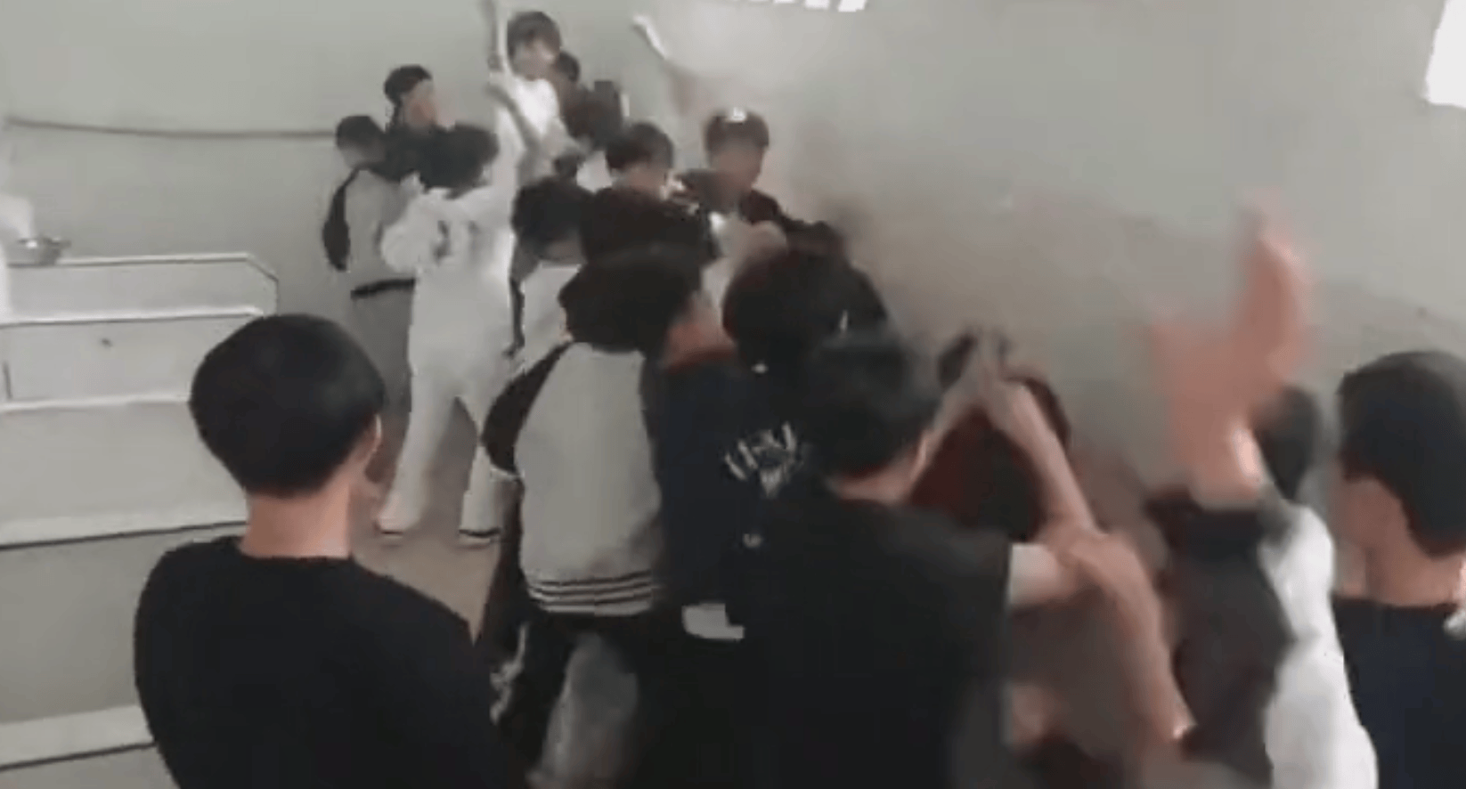 皇冠信用网登2_重庆秀山3名学生遭二十多人公厕群殴皇冠信用网登2,当地教育、公安部门回应:已介入处置,被打者无大碍