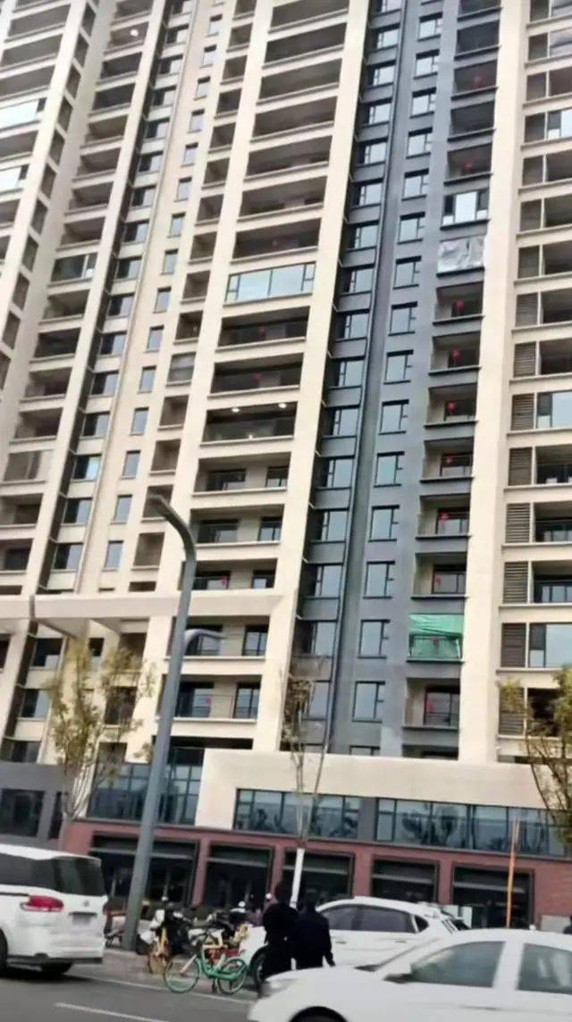 皇冠信用网代理_太原一工人安装玻璃时连同吊装机从33楼坠落皇冠信用网代理?多方回应