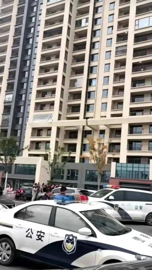 皇冠信用网代理_太原一工人安装玻璃时连同吊装机从33楼坠落皇冠信用网代理?多方回应