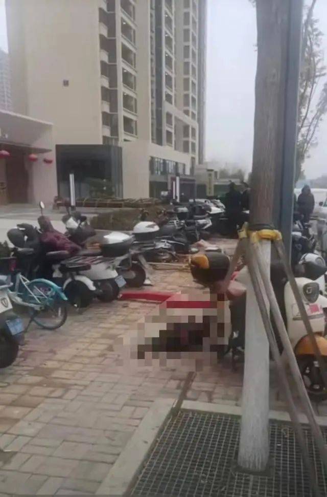 皇冠信用网代理_太原一工人安装玻璃时连同吊装机从33楼坠落皇冠信用网代理?多方回应