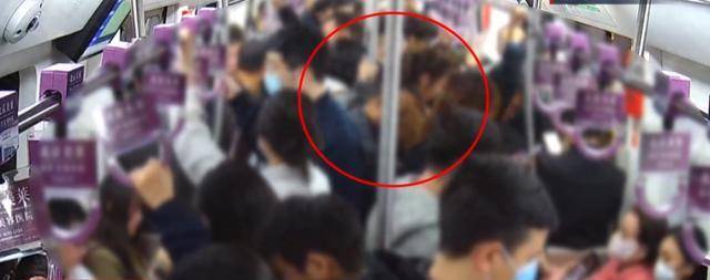 皇冠体育App下载_北京地铁一男子对女乘客下手皇冠体育App下载,被抓后下跪求原谅……拘!