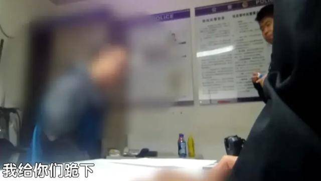 皇冠体育App下载_北京地铁一男子对女乘客下手皇冠体育App下载,被抓后下跪求原谅……拘!