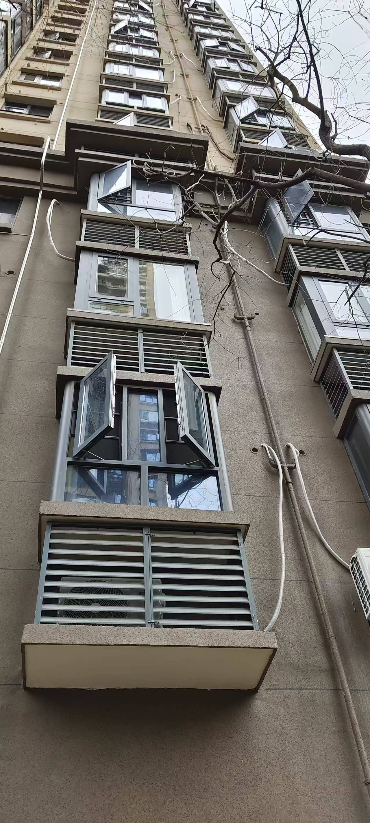皇冠信用網会员注册网址_空调机位被楼下邻居占用皇冠信用網会员注册网址,娄底女业主无法入住起诉索赔11万!邻居:我的也被占了