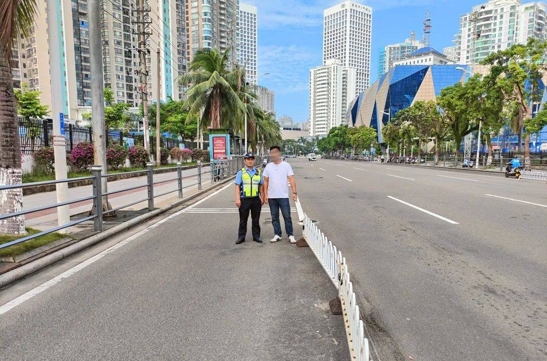 皇冠体育App下载_事发海口!男子一大早开车撞护栏皇冠体育App下载,交警一查:有蹊跷!