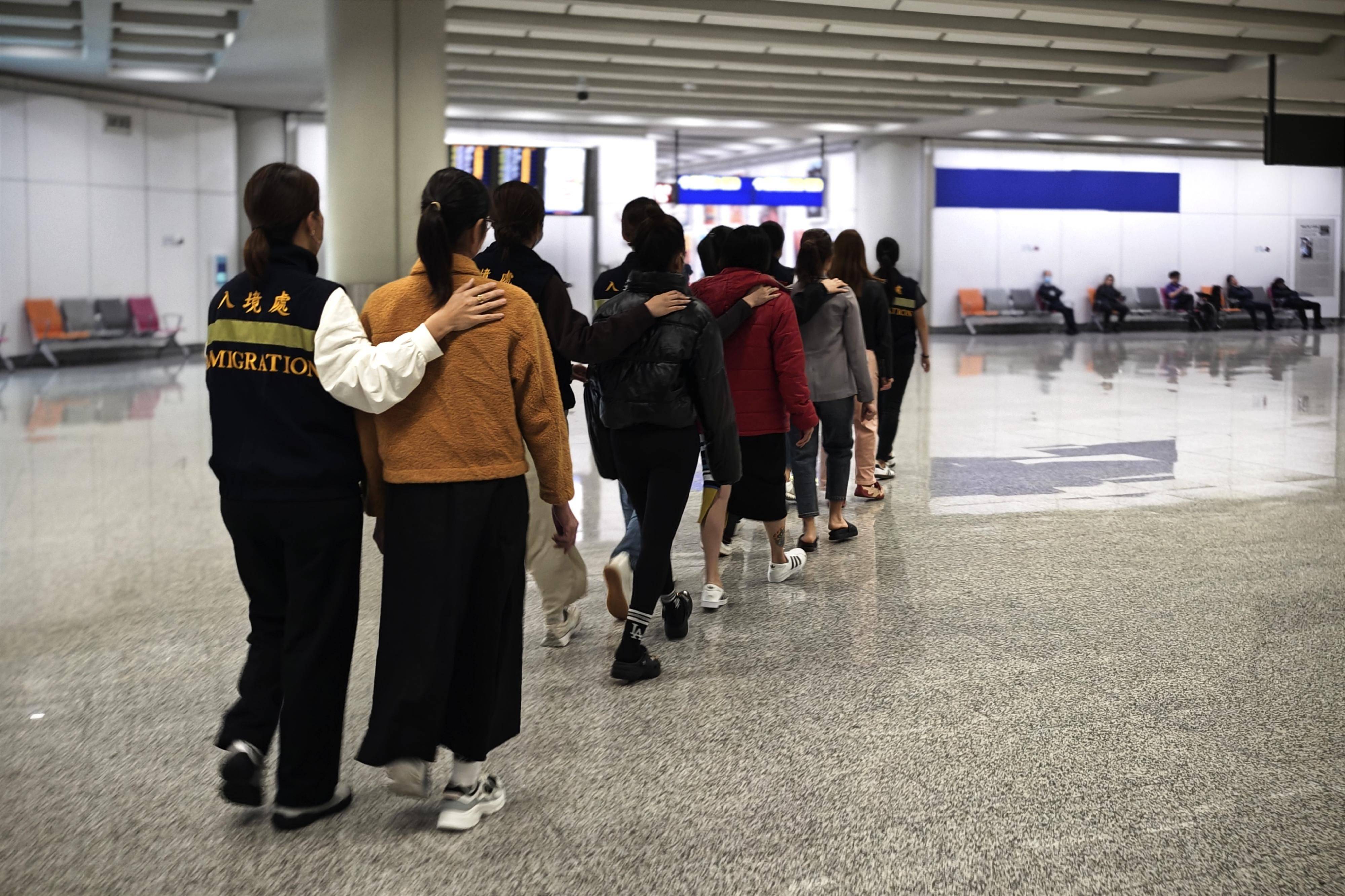 皇冠信用網结算日_美国飞机落地皇冠信用網结算日,大批“润人”被遣返回国,特朗普给中国出了一难题