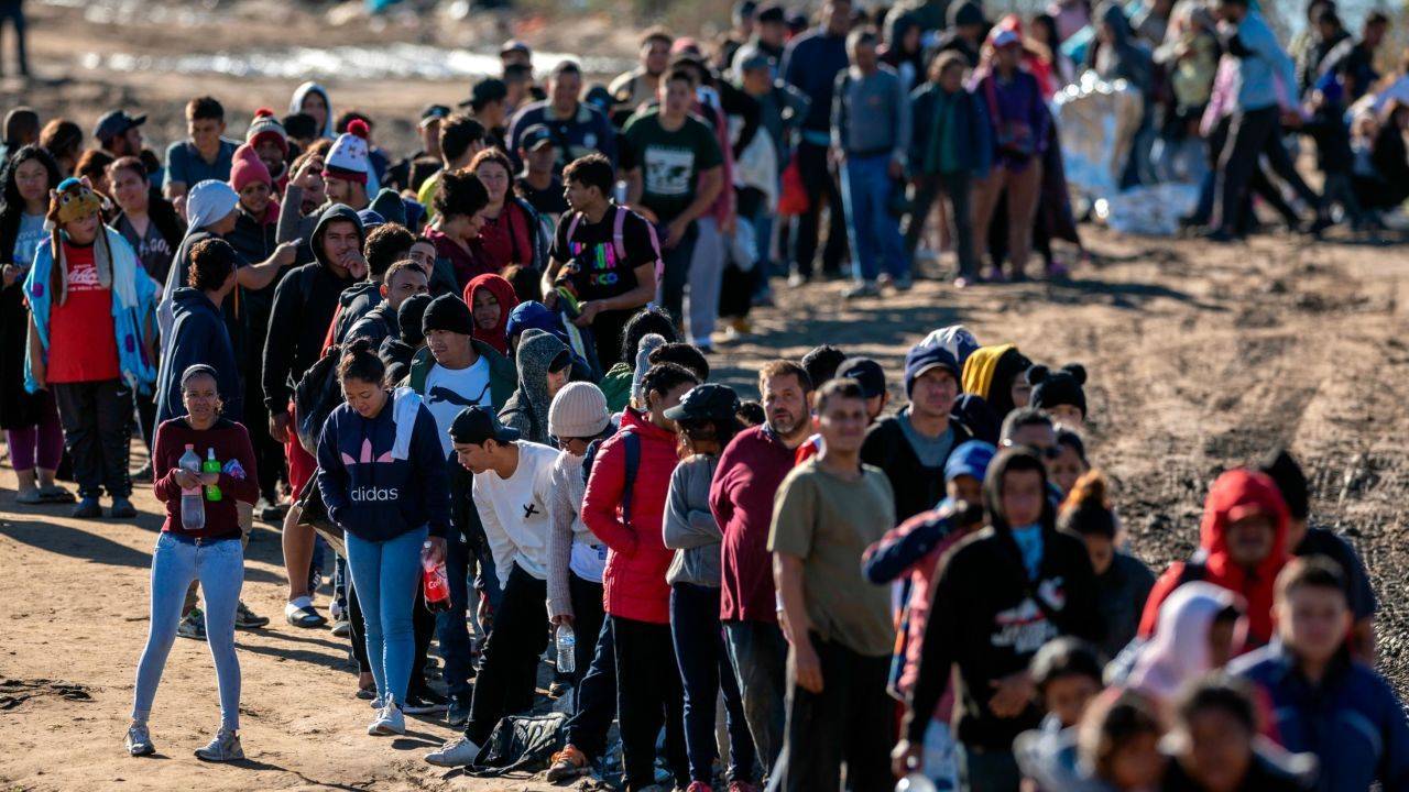 皇冠信用網结算日_美国飞机落地皇冠信用網结算日,大批“润人”被遣返回国,特朗普给中国出了一难题