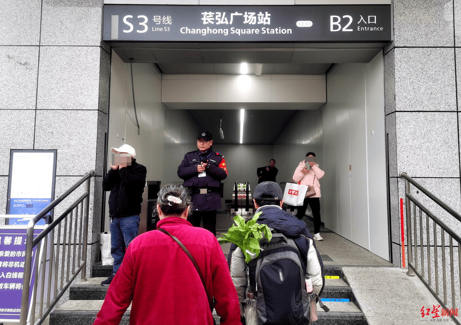 皇冠信用網会员账号_“买菜大军”从成都坐地铁到资阳买菜?记者实探:多为老年人皇冠信用網会员账号,“图农家菜新鲜”