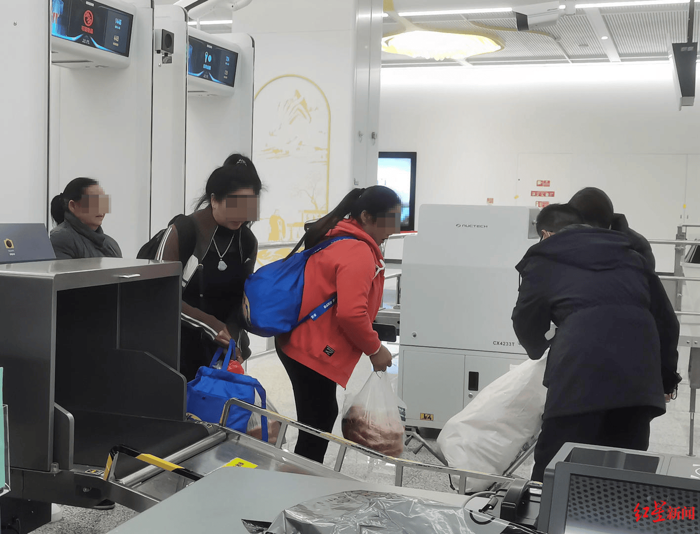 皇冠信用網会员账号_“买菜大军”从成都坐地铁到资阳买菜?记者实探:多为老年人皇冠信用網会员账号,“图农家菜新鲜”