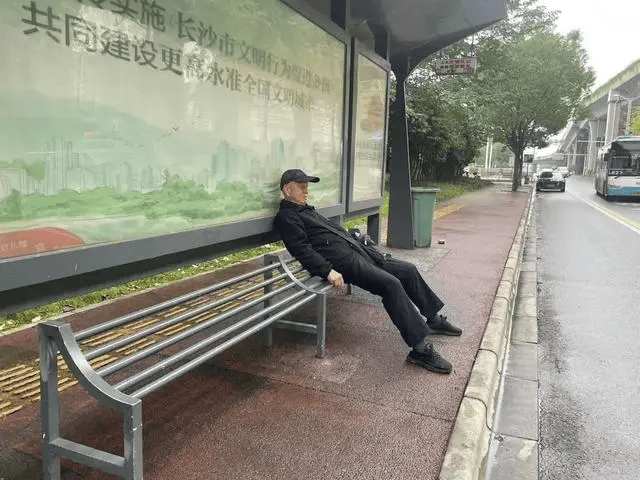 皇冠信用网登3代理_评论丨座椅只能坐半个屁股皇冠信用网登3代理,服务椅怎么成了“防民椅”?