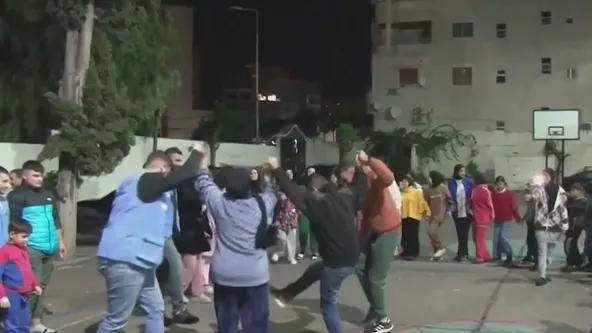 如何申请皇冠信用网会员_停火协议生效如何申请皇冠信用网会员!黎巴嫩民众在废墟旁庆祝