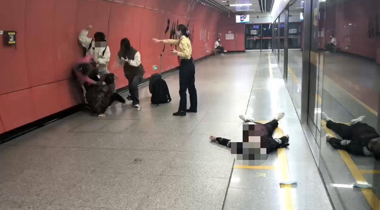 皇冠信用网去哪里弄_广州地铁被曝5人发生肢体冲突皇冠信用网去哪里弄,有老人倒地!警方称正在调查