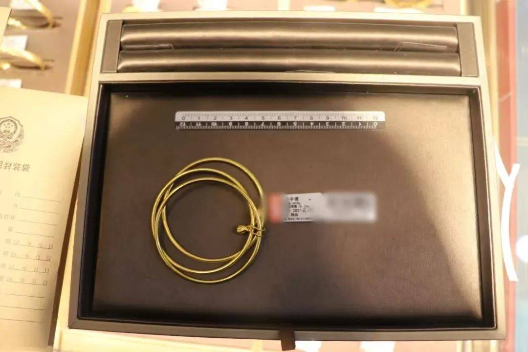 皇冠信用网会员申请_“狸猫换太子”皇冠信用网会员申请!女员工偷换40余万元黄金被抓
