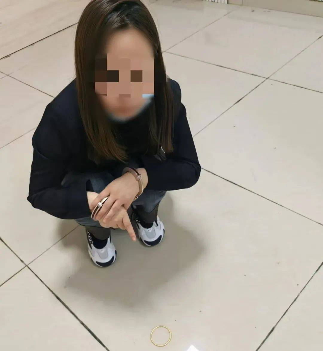 皇冠信用网会员申请_“狸猫换太子”皇冠信用网会员申请!女员工偷换40余万元黄金被抓