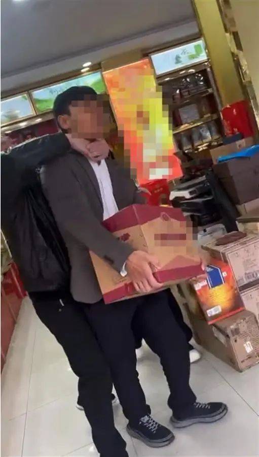 皇冠信用网登2代理_男子花7200元买酒皇冠信用网登2代理,扫防伪码竟扫出不雅网站,还遭商家“锁喉”抢酒?