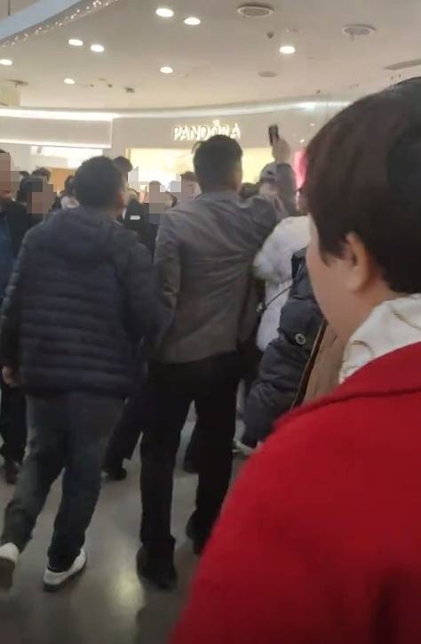 体育皇冠信用网_工资被折换成郑州一商场购物卡体育皇冠信用网,每月仅一天能使用,律师:以购物卡支付工资或涉嫌违法