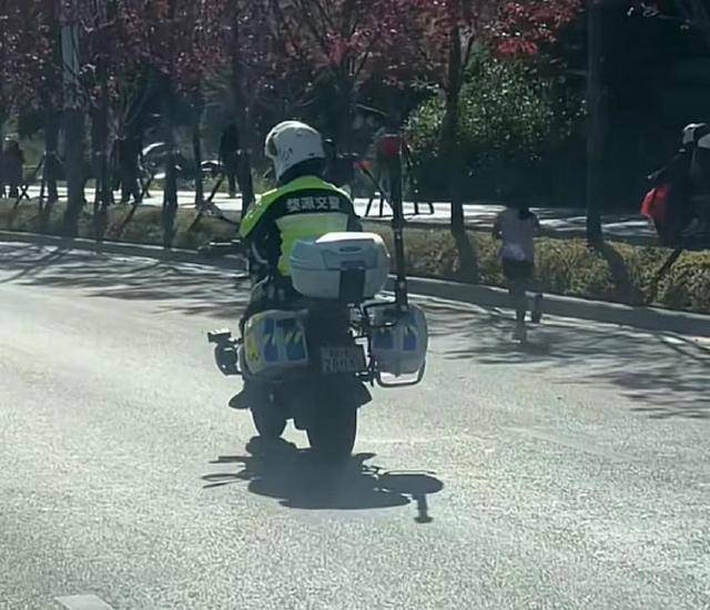 皇冠信用网出租_“蹭跑”全马女孩父亲承认违规:女儿10岁已练跑步3年